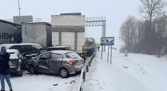 ФОТО. Метель в Эстонии: под Таллином столкнулись 25 машин, пострадали 11 человек