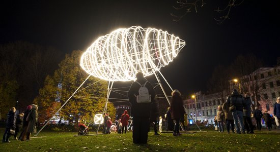 Gaismas spēles fotogrāfijās: Galvaspilsētā atkal uzmirdz festivāls "Staro Rīga"