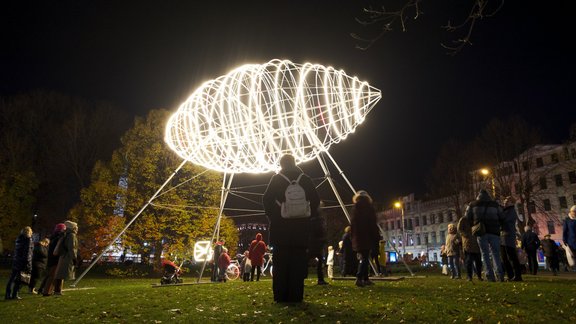 Gaismas spēles fotogrāfijās: Galvaspilsētā atkal uzmirdz festivāls "Staro Rīga"