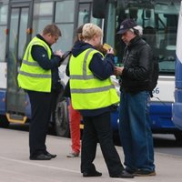 Divas jaunietes no tramvaja izgrūž un savaino kontrolieri