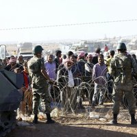 Nometnēs Sīrijā pie Turcijas robežas sapulcējušies aptuveni 100 000 bēgļu