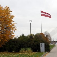 Foto: Uz AB dambja Rīgā atklāj milzu karogu