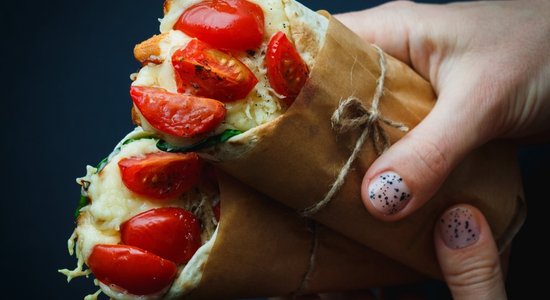 Куриный врап с авокадо, сыром и помидорами