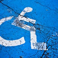 Komisija invalīdu sauc par mahinatoru - vienlaicīgi nedrīkst saņemt slimības un invaliditātes pabalstu