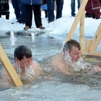 ФОТО, ВИДЕО: В Риге, Елгаве и Резекне состоялись Крещенские купания