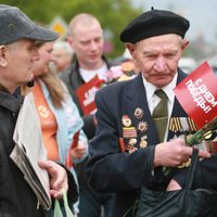 Активисты развозят подарки ветеранам Великой Отечественной войны