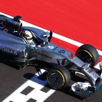 Video: Hamiltons vēlreiz pārāks duelī ar Rosbergu