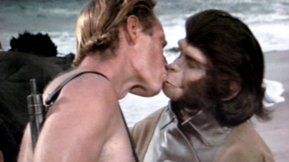 Čārltons Hestons ar pērtiķi filmā „Planet of the Apes”