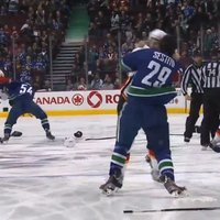 Video: NHL veči lieki dūres 'nežāvē' - kautiņš jau otrajā spēles sekundē