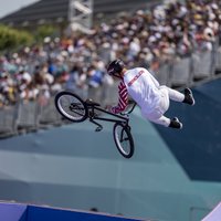 Foto: Latviešu BMX riteņbraucēji Zēbolds un Stūriška aizvada treniņus olimpiskajā trasē