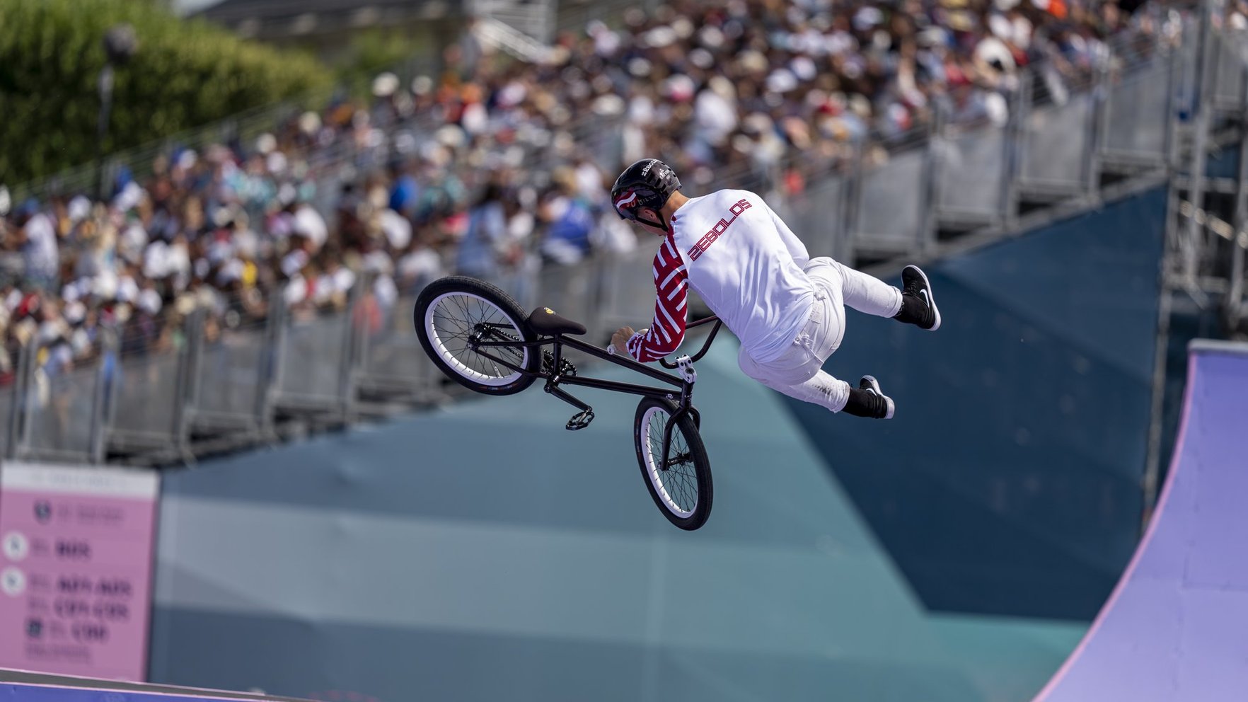 Foto: Latviešu BMX riteņbraucēji Zēbolds un Stūriška aizvada treniņus olimpiskajā trasē