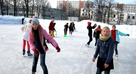 Rīgā darbu atsākušas sešas brīvdabas slidotavas