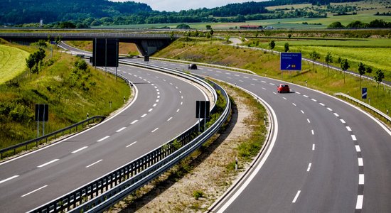 Video: Vācijā pasākumi vīrusa ierobežošanai iztukšojuši automaģistrāļu tīklu