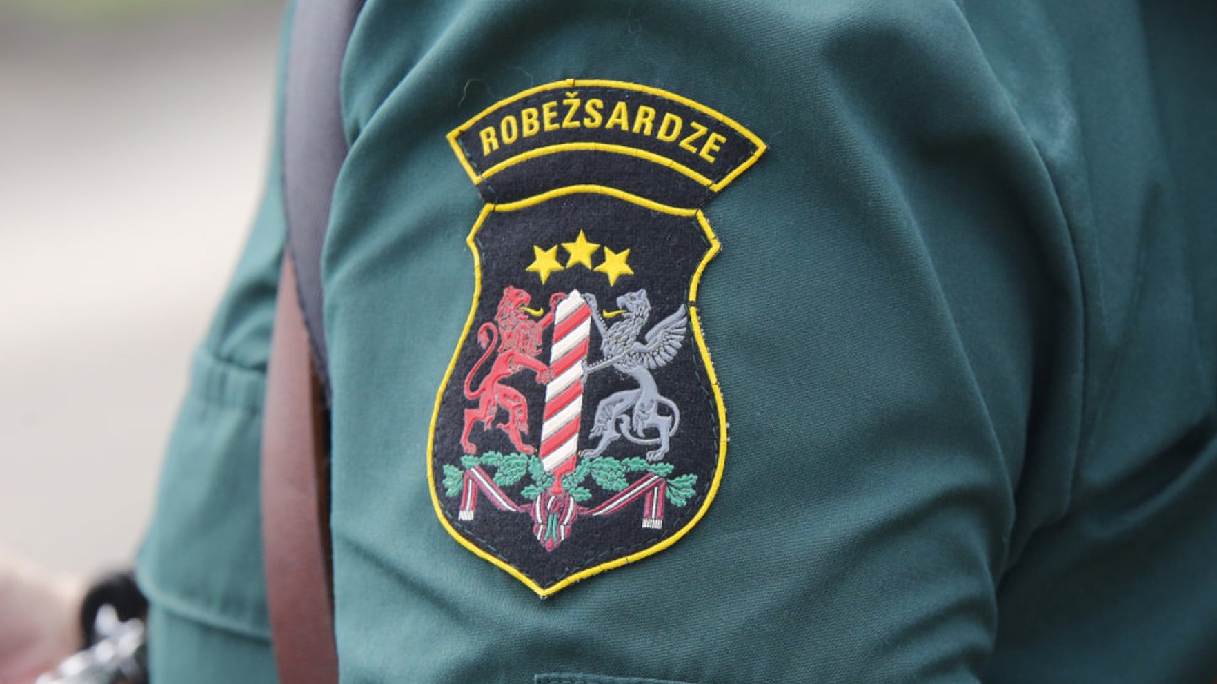 Pēc aculiecinieka ziņojuma par aizdomīgiem stopētājiem Ogres novadā aiztur astoņus nelegālos migrantus