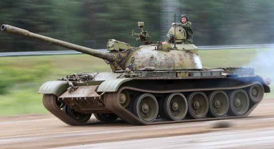 PT-76 un T-55: Kinostudija "Mosfiļm" savus rekvizītu tankus nodevusi okupantu spēkiem