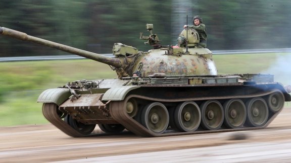 PT-76 un T-55: Kinostudija "Mosfiļm" savus rekvizītu tankus nodevusi okupantu spēkiem