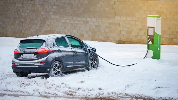 elektroauto uzlāde ziemā sniegs elektromobilis