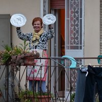 ВИДЕО: Чтобы поддержать друг друга на карантине, итальянцы выходят на балконы и поют