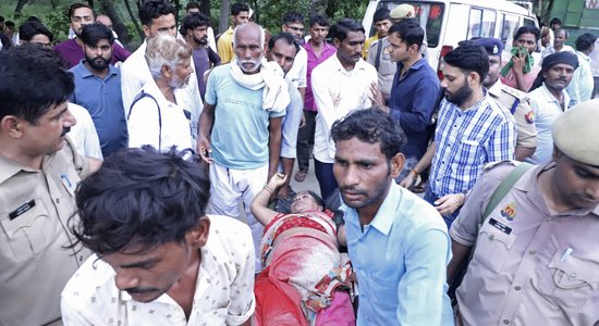 В давке во время религиозного собрания в Индии погибло более 100 человек