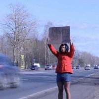 Video: Šoferus pie Rumbulas kārdina ielasmeita – transvestīts