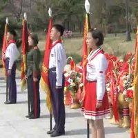 Video: Sarkanos kaklautiņos bērni zvēr uzticību Ziemeļkorejai