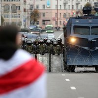Baltkrievijā drošībnieki veic kratīšanas žurnālistu mājās, vairāki desmiti aizturēto