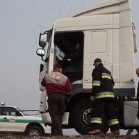 Triju Latvijas kravas mašīnu sadursme Lietuvā izraisa sastrēgumus maģistrālē 'Via Baltica'; cilvēki nav cietuši