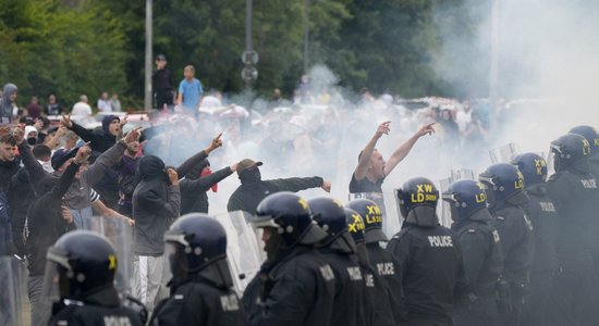 Беспорядки в Великобритании: в тюрьмах готовят сотни новых мест, власти критикуют Маска за слова о "гражданской войне"