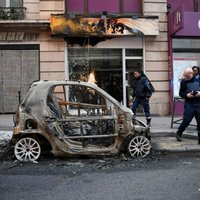 ФОТО. "Вид катастрофический": Париж приходит в себя после протестов "желтых жилетов"