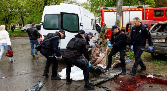 Krievijas triecienā Čerņihivā 11 bojāgājušie. Zelenskis norāda uz raķešu trūkumu 