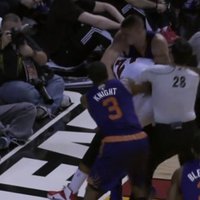 Video: NBA spēlē basketbolisti sarīko 'brīvās cīņas' sacensību