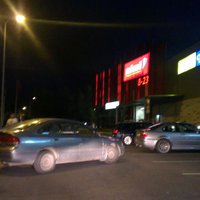 Aculiecinieks: 'Parkošanās meistars' pie lielveikala atstāj auto stāvvietas vidū