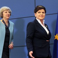 Meja mēģina iedrošināt poļus par viņu nākotni Lielbritānijā pēc 'Brexit'