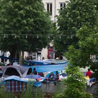 Francijas varasiestādes evakuē 1850 imigrantus no telšu nometnes Parīzes parkā