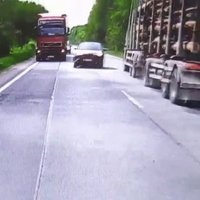 Video: Uz Rīgas apvedceļa mazauto liek divām fūrēm paspiesties malā