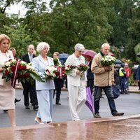 Foto: Politiķi un amatpersonas atzīmē Baltijas ceļa 35. gadadienu