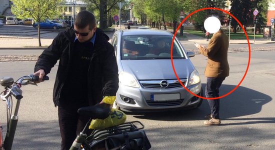 Video: Āgenskalnā velosipēdists vēlējies pārmācīt autovadītāju