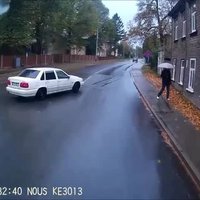 Video: Pārgalvīgs 'Volvo' autovadītājs pēkšņi aizšķērso ielu