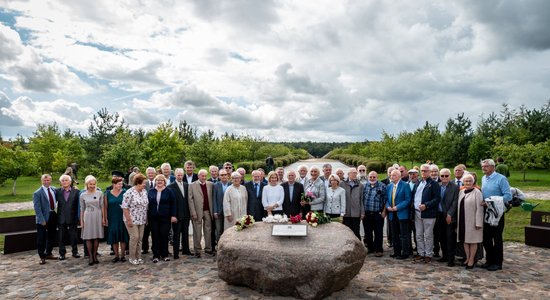 Foto: Likteņdārzā atklāta piemiņas vieta Latvijas dibinātājiem un atjaunotājiem