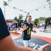 Esplanādē pie Raiņa pieminekļa notiek diennakts basketbola turnīrs "Krastu mačs"