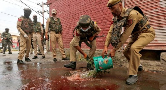 Kašmirā augot spriedzei, kaujinieki nogalina trīs policistus
