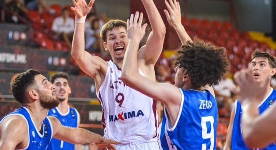 Latvijas U-20 basketbolisti EČ B divīzijā zaudē Kosovai