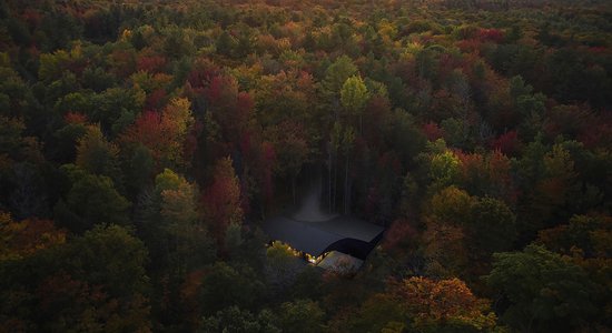 Savs Visums meža biezoknī: ekstravagants mājoklis Kanādā