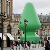 Foto: Frančus pārsteidz 'falliska' egle Parīzē