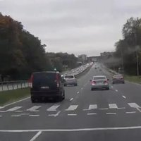 Video: Steidzīgs velosipēdists Berģos aizbrāžas gar mašīnu 'purniem'