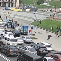 В центре Киева автомобиль врезался в толпу людей: двое погибших