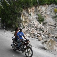 Haiti dažas dienas pēc postošajiem plūdiem satricinājusi zemestrīce