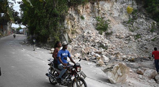 Haiti dažas dienas pēc postošajiem plūdiem satricinājusi zemestrīce