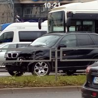 Foto: 'BMW X5' un autobusa sadursme iepretim tirdzniecības centram 'Origo'