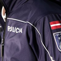 Policija aiztur agresīvu vīrieti, kurš Liepājā uzbrucis NMPD darbiniekiem